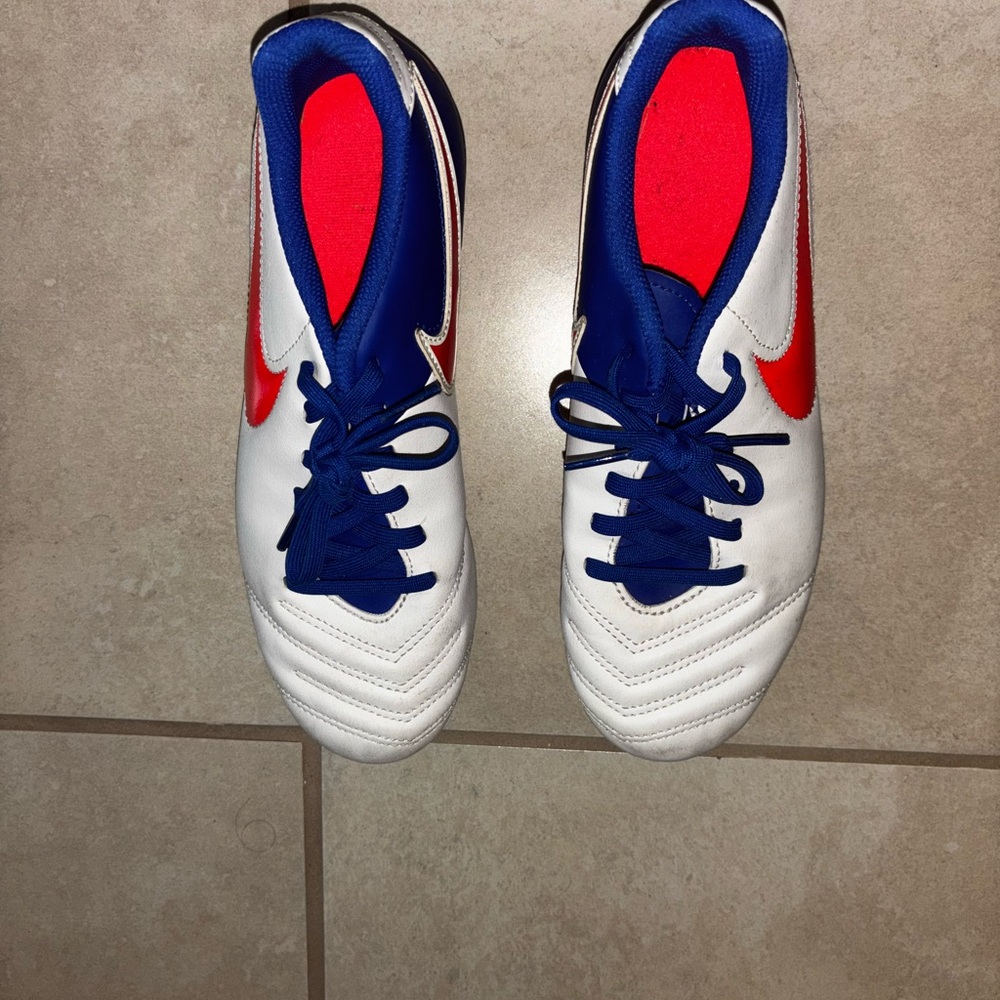 Slightly used Nike soccer cleats size 8